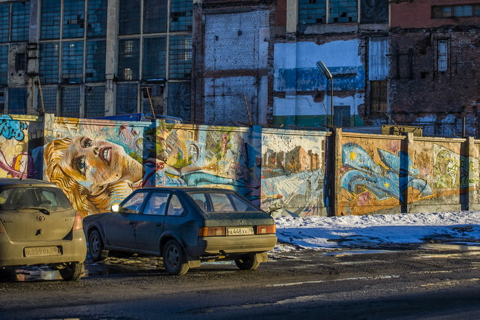 Санкт-Петербургский центр культуры Красное знамя. Граффити на заборе центра (весна 2013)