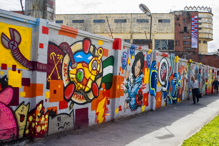 Санкт-Петербургский центр культуры Красное знамя. Граффити на заборе центра, созданное в рамках GraffFest 2013 с участием команды LASTPLAK