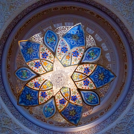 Фотографии Абу-Даби ОАЭ). Белая мечеть шейха Зайеда. Все люстры в мечети богато украшены сусальным золотом и кристаллами Сваровски