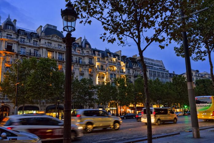Фотографии Парижа (Франция). Елисейские поля (avenue des Champs Elysees). Отели Fraser Suites Le Claridge Champs Elysees (слева) и Paris Marriott Hotel Champs-Elysees (в центре)