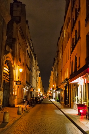 Фотографии Парижа (Франция). Ночной Париж. Одна из типичных улочек в центре города