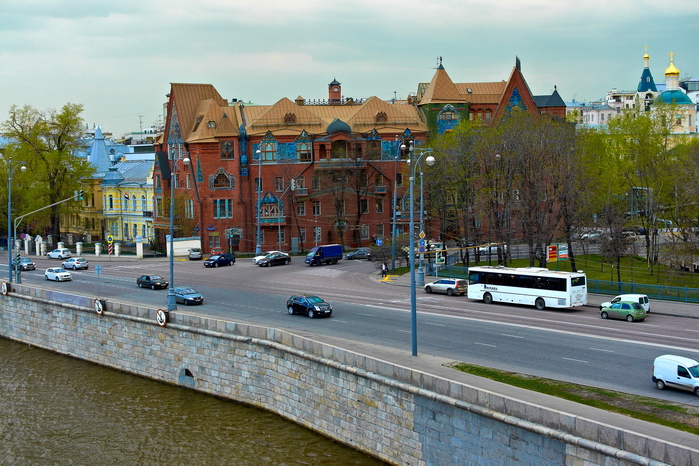 Фотографии Москвы. Дом рядом с Храмом Христа Спасителя. Вид с Патриаршего моста